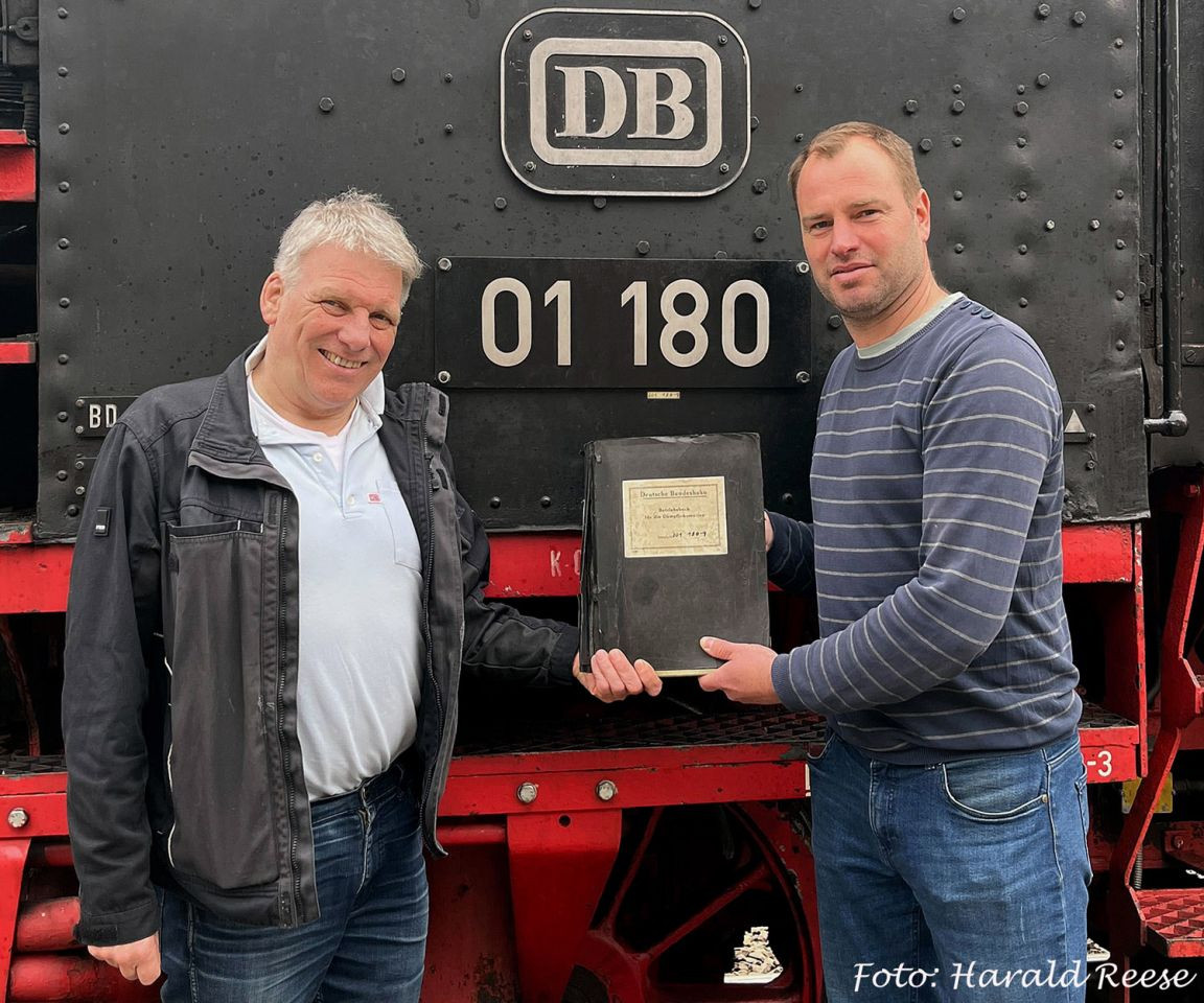 01 180: Lok und Betriebsbuch nach 53 Jahren wieder vereint!