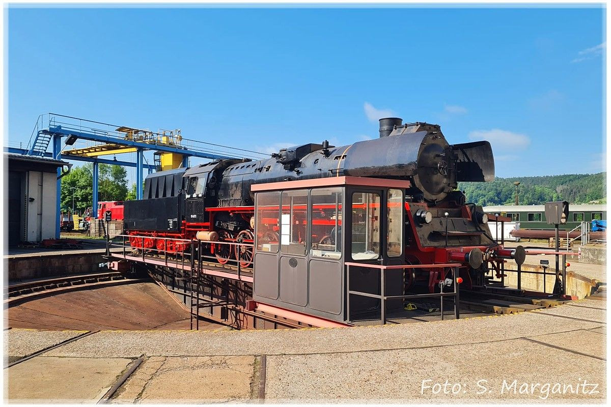 Am heutigen Morgen, 1. Juni 2022, steht die Lok auf der Drehscheibe im Dampflokwerk Meiningen.
